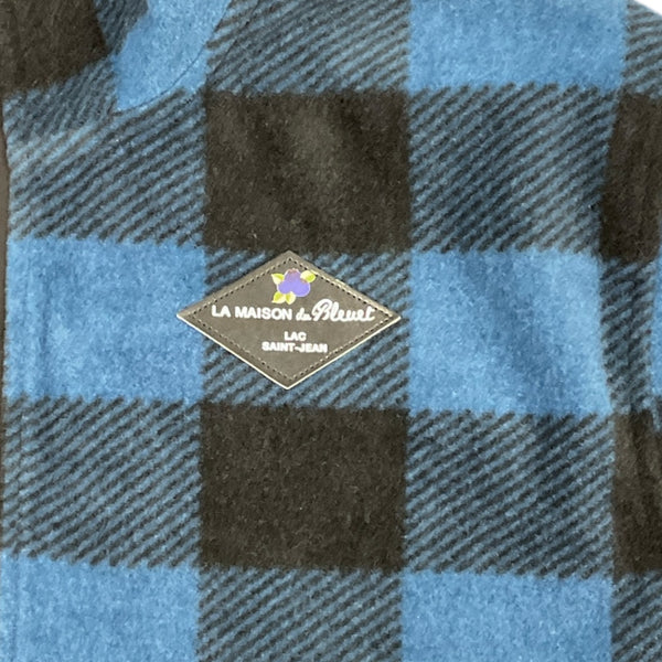 Ecusson visible à l'avant du Polar Rétro Bleu à carreaux