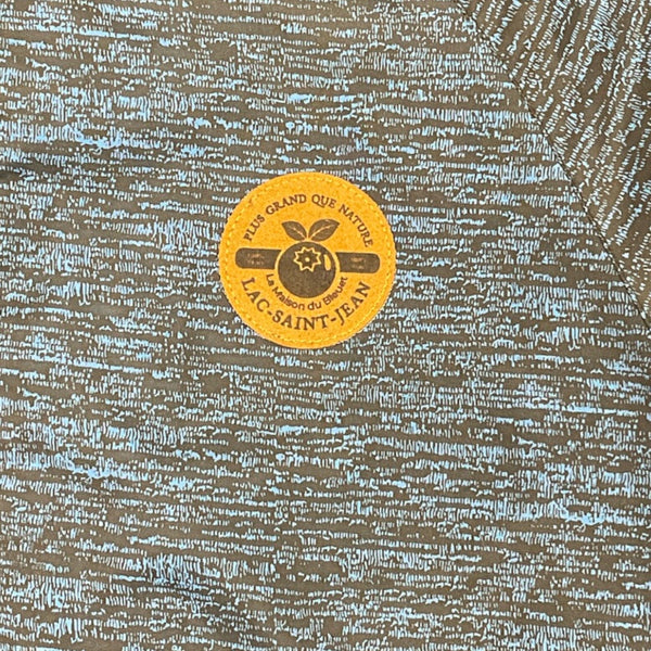 Ecusson visible à l'avant du coupe vent