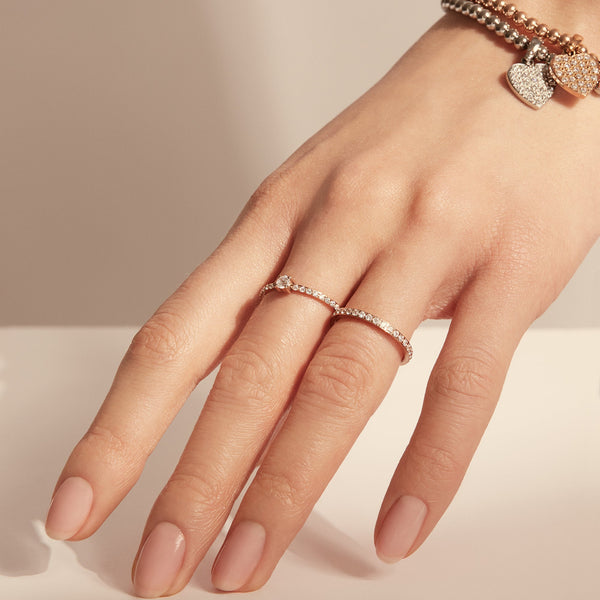 Bague éternité de Mia porté sur mannequin