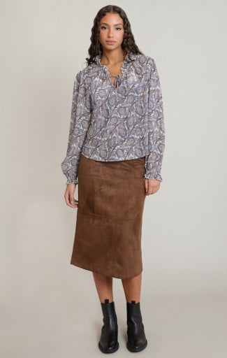 Blouse à manches ballon Dex, coloris paisley bleu/marron, vêtement porté en tenue