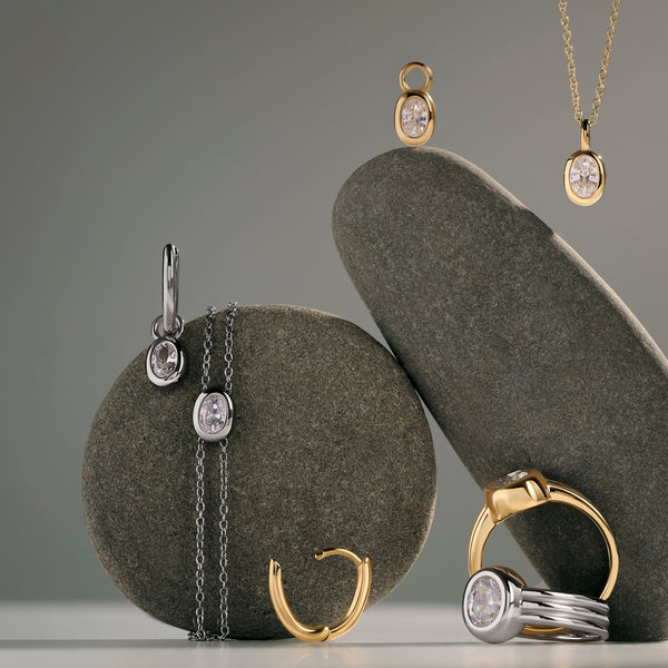Boucles d’oreilles dormeuses Clemence de Mia, présentation avec d’autres bijoux de la collection