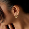 Boucles d’oreilles dormeuses Lysandre de Mia porté sur mannequin