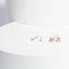Boucles d’oreilles fixes à zircons de 4 mm de Mia, présentation avec d’autres bijoux de la collection