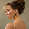 Boucles d’oreilles fixes Opera de Mia porté sur mannequin
