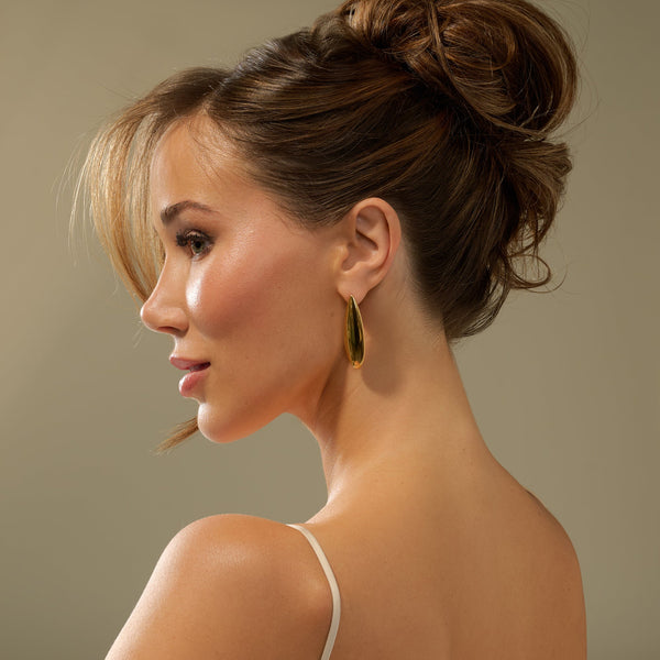 Boucles d’oreilles fixes Opera de Mia porté sur mannequin