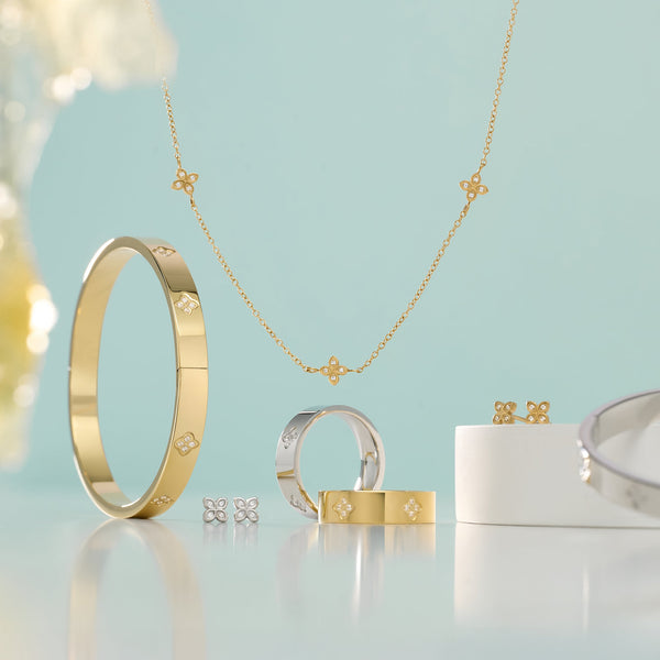 Boucles d’oreilles fixes Siona de Mia, présentation avec d’autres bijoux de la collection