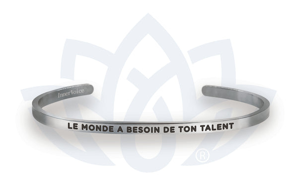 Bracelet InnerVoice « Le monde a besoin de ton talent » avec message en français.