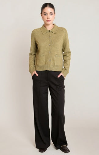 Cardigan à col Dex, coloris olive délavée, vêtement porté en tenue