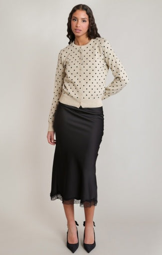 Cardigan à pois Dex, coloris avoine à pois noirs, vêtement porté en tenue
