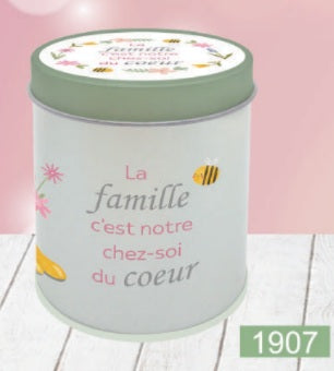 Bougie InnerVoice en boîte métallique décorée, modèle « La famille, c’est notre chez-soi du cœur ».