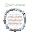 Bracelet Earth Angel « Grand-maman » à perles blanches et grises, avec sa présentation en français.