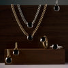 Collier Alexandria de Mia, présentation avec d’autres bijoux de la collection