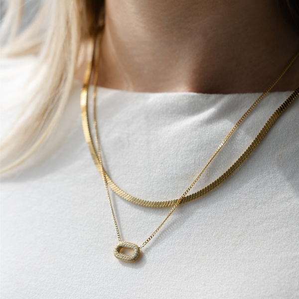 Collier pendentif Constance de Mia porté sur mannequin