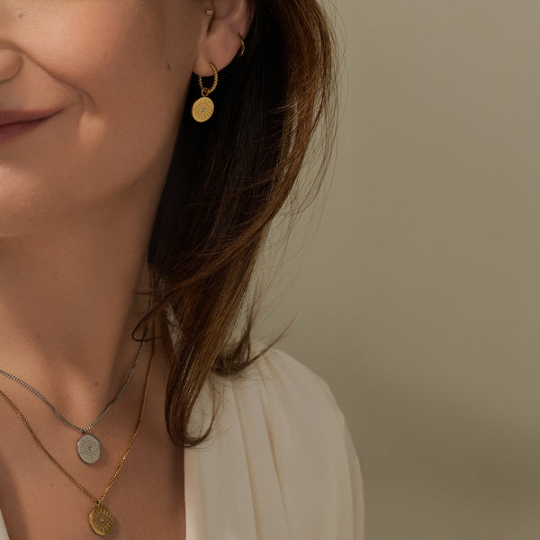 Collier pendentif Iris de Mia porté sur mannequin
