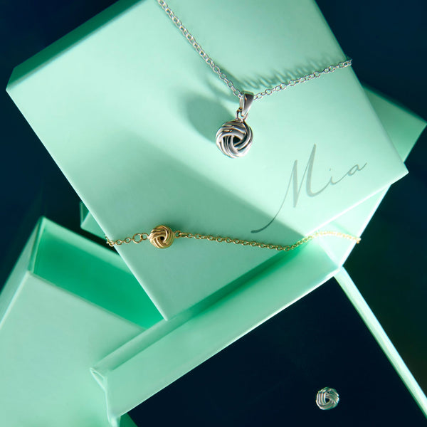 Collier pendentif Lucy de Mia, présentation avec d’autres bijoux de la collection