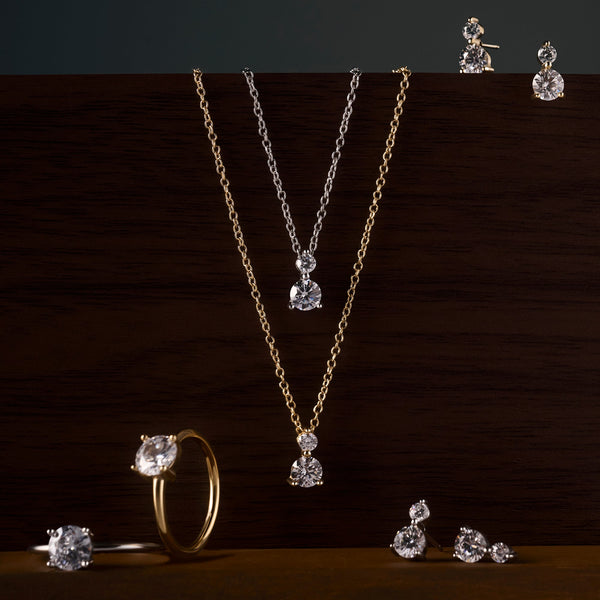 Collier pendentif Ophelia de Mia, présentation avec d’autres bijoux de la collection