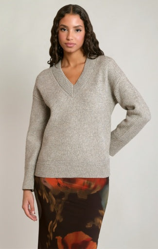 Haut en tricot à col en V Dex, coloris avoine gris chiné, vêtement porté