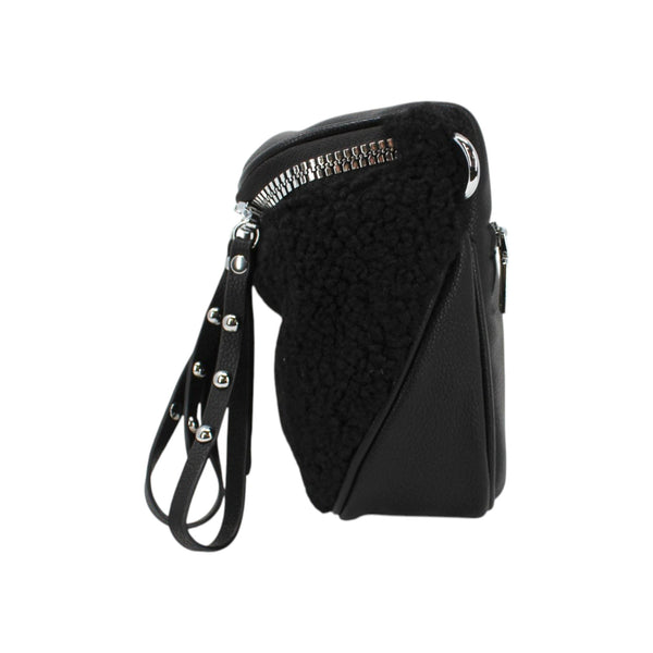 Sac banane Maison Taïga noir en cuir et sherpa avec fermeture éclair argentée et sangle ajustable, vue de profil.
