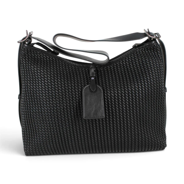 Sac à main épaule Maison Taïga en cuir noir avec texture tressée, doté d'une sangle ajustable et d'une étiquette.
