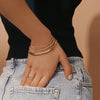 Mini bracelet Tennis de Mia porté sur mannequin