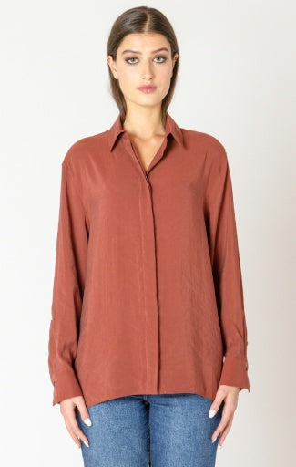 Blouse fluide à boutons dans le dos