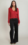 T-shirt à col en V Dex, coloris bourgogne, vêtement porté en tenue