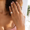 Bague de méditation Breeze – MeditationRings – portée au doigt