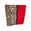 Foulard à motif léopard et bordure rouge vif, séparés par une bande noire. Composition polyester et coton.