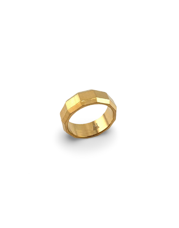 Bague géométrique Focus AJ&Co, finition dorée mate.