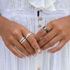 Bague de méditation Blessed – MeditationRings – portée au doigt