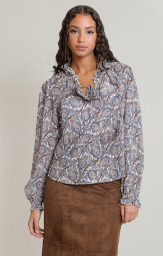 Blouse à manches ballon Dex, coloris paisley bleu/marron, vêtement porté