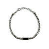 Bracelet Distingué ajustable 20–21,5 cm AJ&Co, finition argentée, avec détail noir et chaîne d’extension.