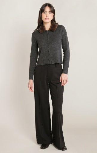 Cardigan à revers en fourrure Dex, coloris gris charbon, vêtement porté en tenue