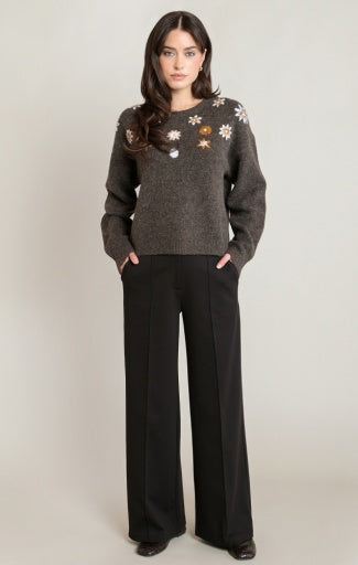 Chandail à fleurs brodées Dex, coloris espresso, vêtement porté en tenue