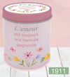 Bougie InnerVoice en boîte métallique décorée, modèle « L’amour est toujours une formule gagnante ».