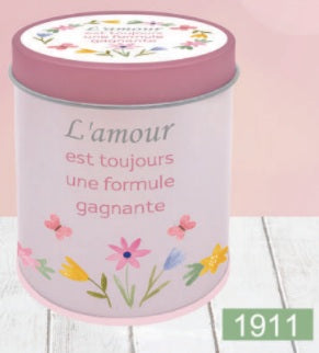Bougie InnerVoice en boîte métallique décorée, modèle « L’amour est toujours une formule gagnante ».