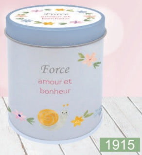 Bougie InnerVoice en boîte métallique décorée, modèle « Force, amour et bonheur ».