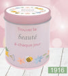 Bougie InnerVoice en boîte métallique décorée, modèle « Trouver la beauté à chaque jour ».