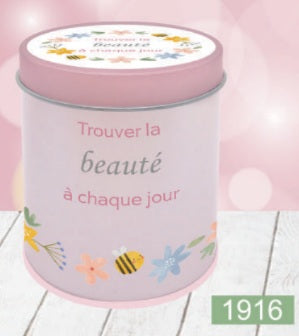 Bougie InnerVoice en boîte métallique décorée, modèle « Trouver la beauté à chaque jour ».