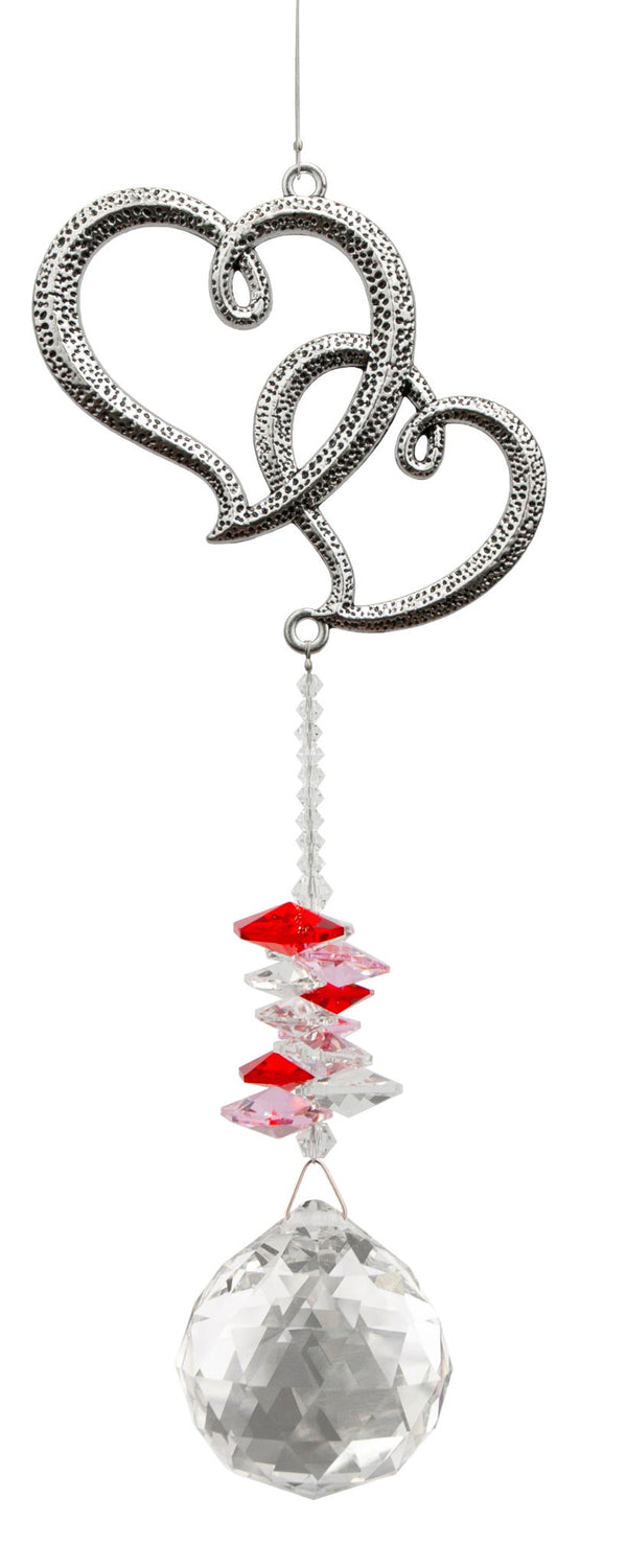 Attrape-soleil Cœurs entrelacés Eternity Crystal : motif argenté représentant deux cœurs entrelacés, perles rouges et transparentes et cristal transparent facetté.