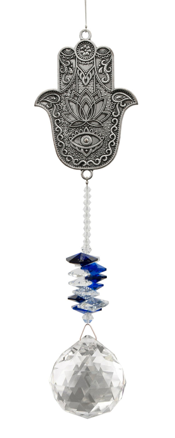 Attrape-soleil Hamsa Eternity Crystal : motif argenté représentant une main Hamsa ornée, perles bleues et cristal transparent facetté.