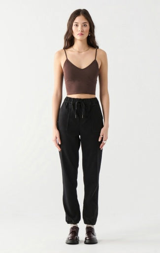 Haut-brassière sans coutures Dex, coloris brun, vêtement porté en tenue