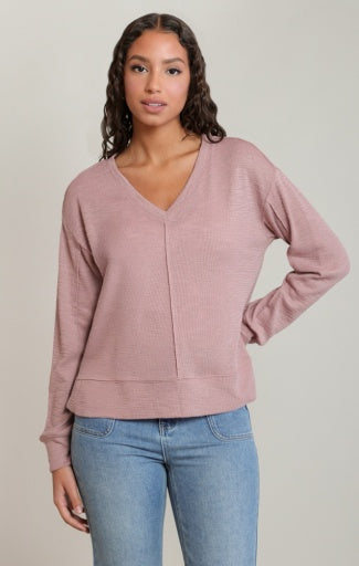 Haut en tricot à col en V Dex, coloris rose poudré, vêtement porté