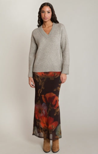 Haut en tricot à col en V Dex, coloris avoine gris chiné, vêtement porté en tenue