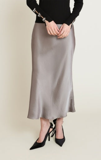 Jupe en satin à taille élastique Dex, coloris kaki clair, vêtement porté