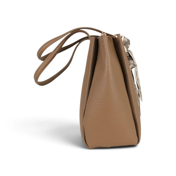 Sac à main Maison Taïga Évasion en PVC grainé couleur taupe, vue de profil avec bandoulière et détail de foulard.