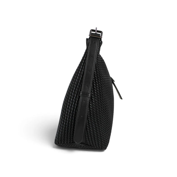Sac à main épaule Maison Taïga noir en cuir texturé avec sangle réglable, vue de profil sur fond blanc.
