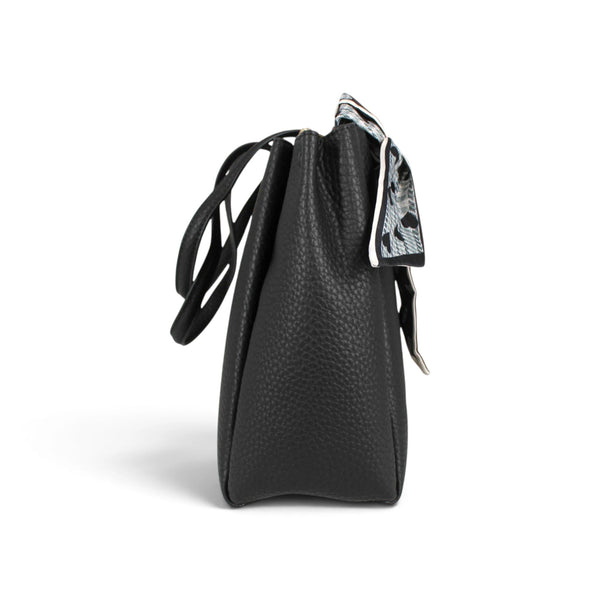 Sac à main Maison Taïga Évasion noir en PVC avec texture grainée et détail de foulard imprimé, vue de profil.