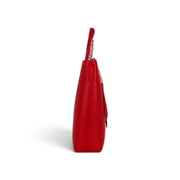 Sac à main Maison Taïga Charme rouge en cuir grainé, vue de profil avec sangle à motifs contrastants