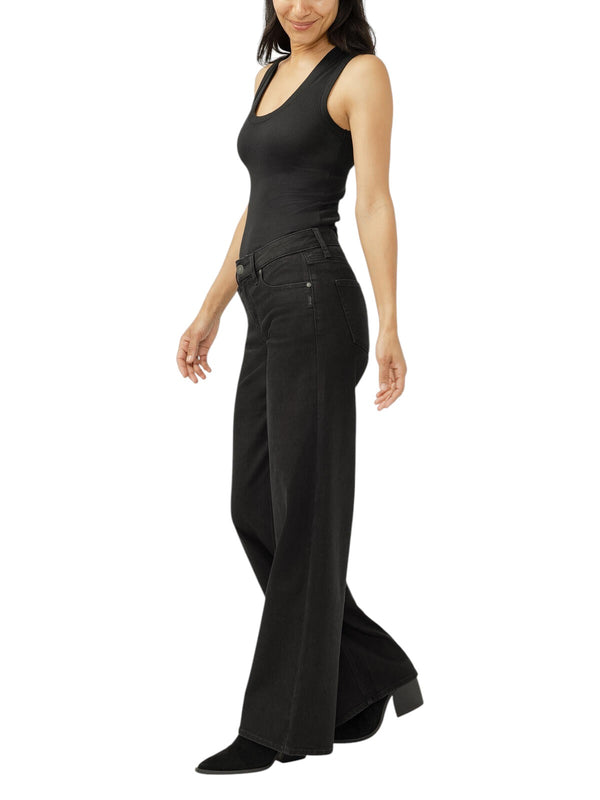 Maison Taïga Silver Jeans Co. Suki wide leg black denim jeans worn by a woman with a black tank top